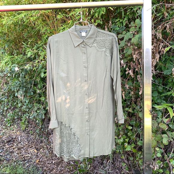 🌟 VENUS Tunic Length Button Down Shirt Size M - Picture 2 of 5